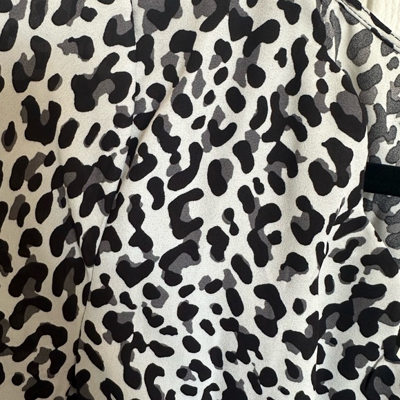 Francesca’s Animal Print V Scrunch Waist Short Sleeve Blouse - Size Small - Picture 3 of 3